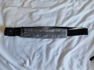 Riñonera deportiva gris y negra