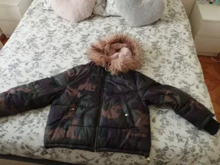 Plumífero camuflaje con capucha