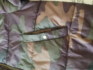 Plumífero camuflaje con capucha