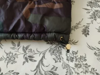 Plumífero camuflaje con capucha