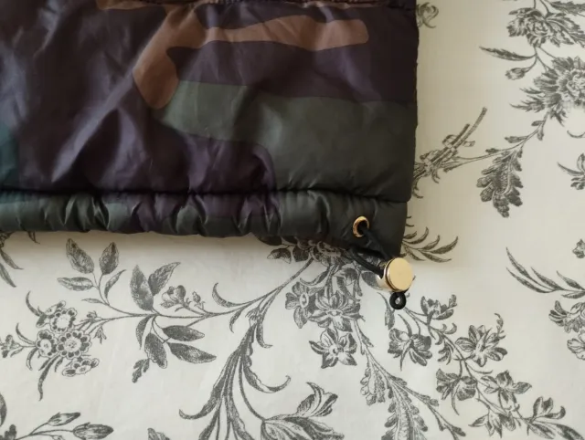 Plumífero camuflaje con capucha