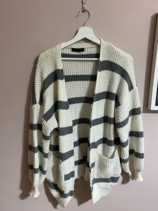 Cárdigan de rayas gris y blanco