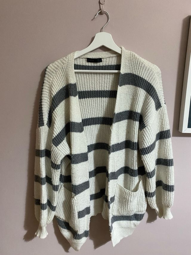 Cárdigan de rayas gris y blanco