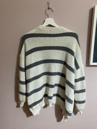 Cárdigan de rayas gris y blanco