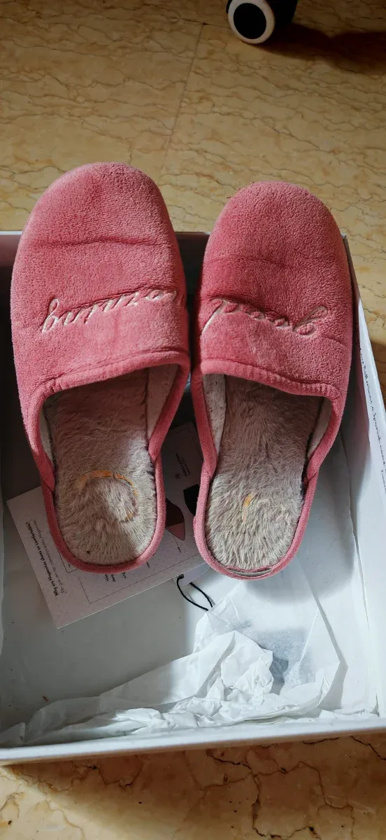 Zapatillas de casa rosas con bordado