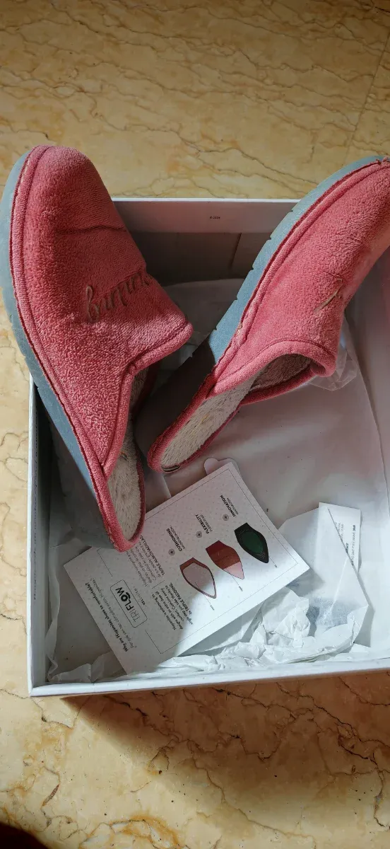 Zapatillas de casa rosas con bordado