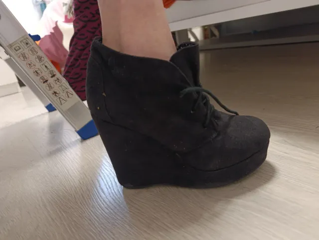 Botines de ante con cuña