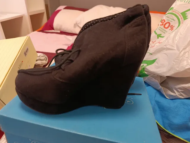 Botines de ante con cuña