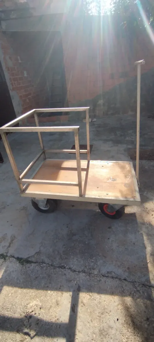 Carro de madera con ruedas