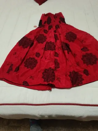Vestido rojo con flores negras