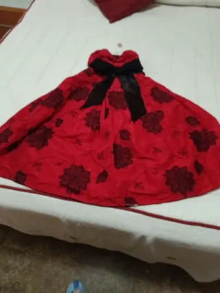 Vestido rojo con flores negras