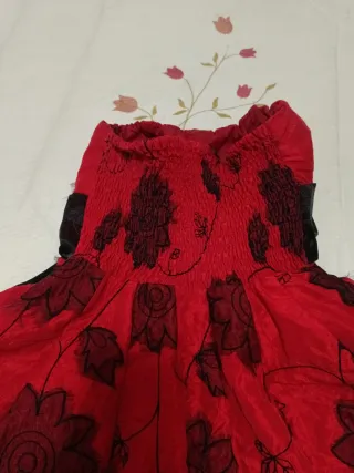 Vestido rojo con flores negras