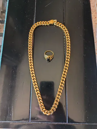 Cadena ancha y anillo dorado