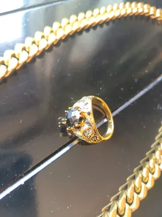 Cadena ancha y anillo dorado