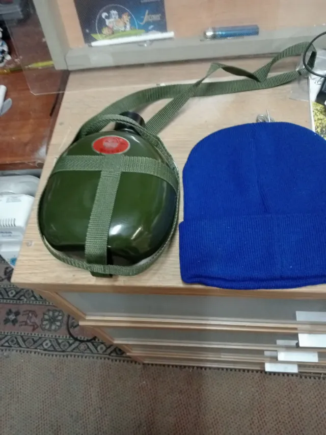 Gorro azul y cantimplora verde
