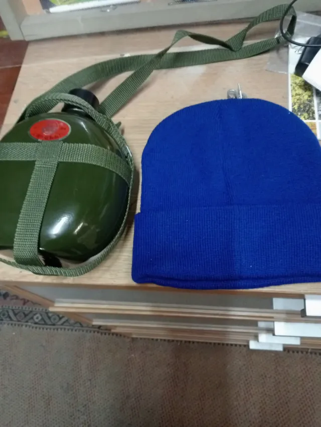 Gorro azul y cantimplora verde
