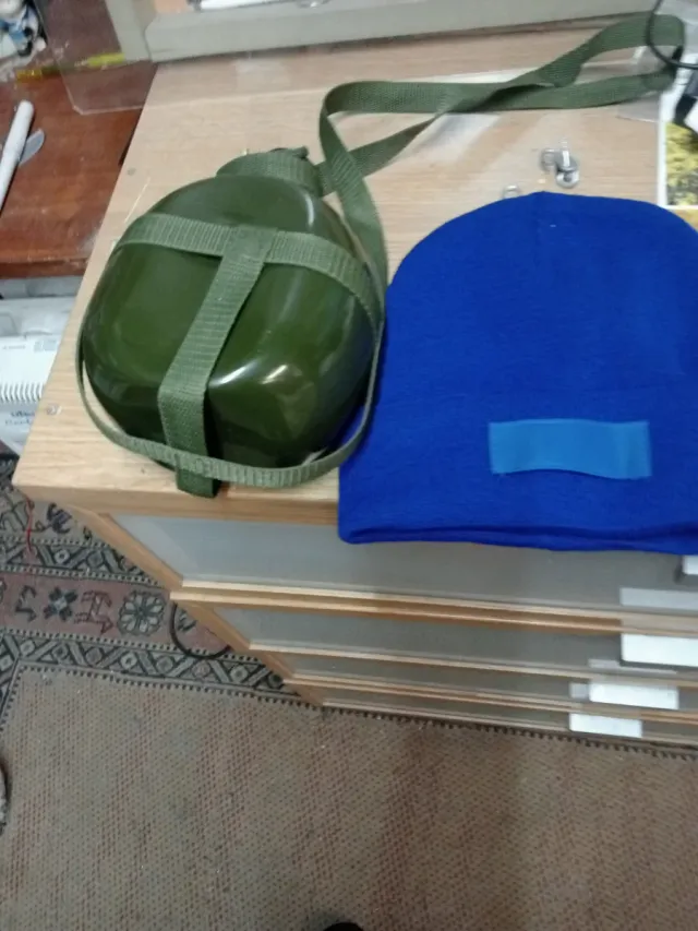 Gorro azul y cantimplora verde