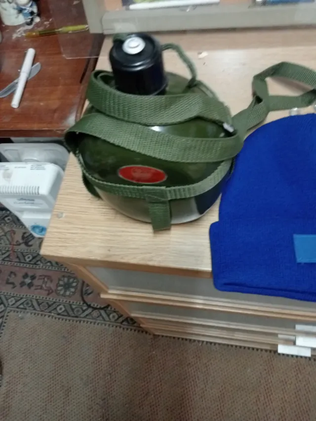 Gorro azul y cantimplora verde