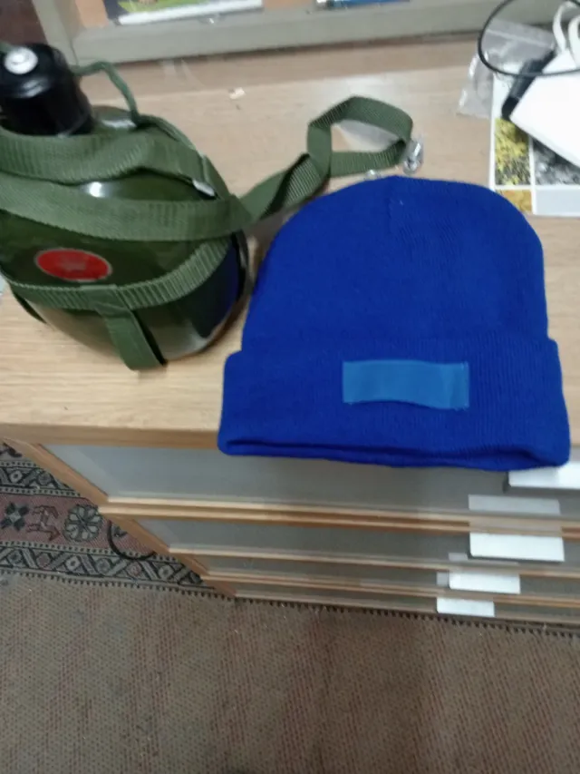 Gorro azul y cantimplora verde