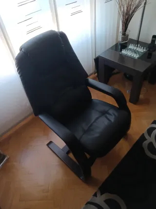 Sillón negro cuero sintético y madera