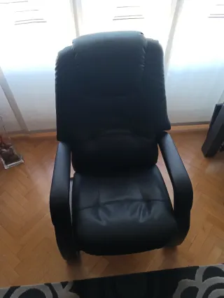 Sillón negro cuero sintético y madera
