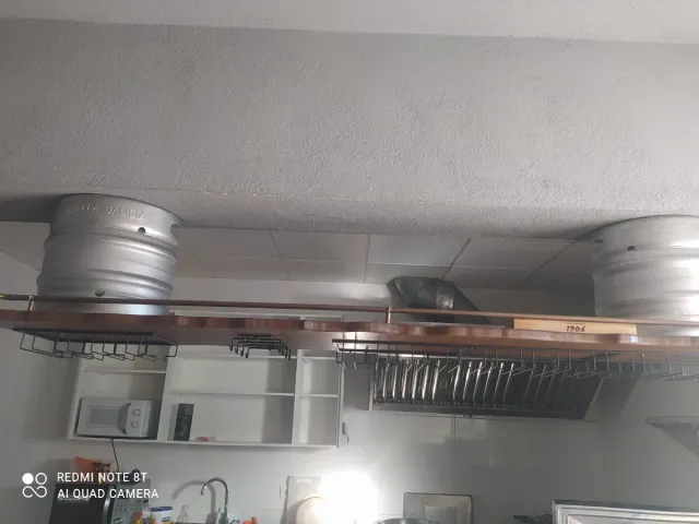 Estantería artesana para copas de bar