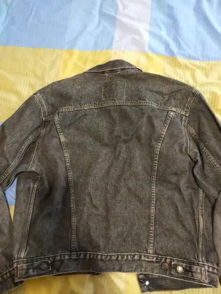 Cazadora vaquera Levi's negra desgastada