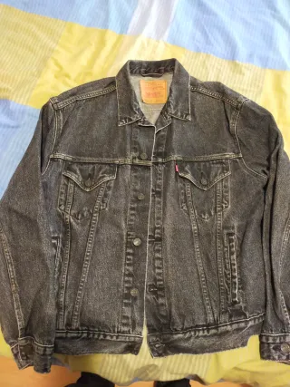 Cazadora vaquera Levi's negra desgastada