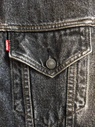 Cazadora vaquera Levi's negra desgastada