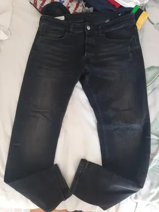 Pantalones vaqueros Zara negros desgastados