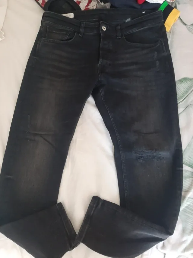 Pantalones vaqueros Zara negros desgastados