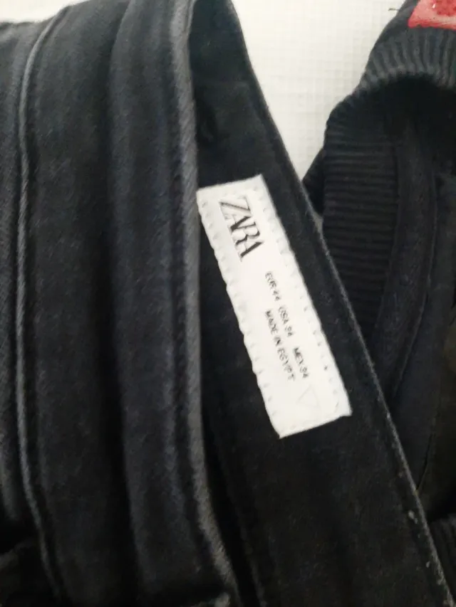 Pantalones vaqueros Zara negros desgastados