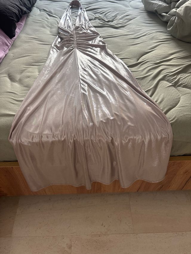 Vestido largo plateado brillante