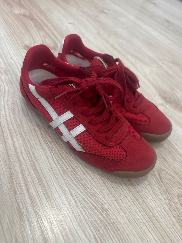 Zapatillas deportivas rojas y blancas