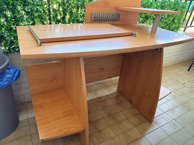 Escritorio de madera y metal