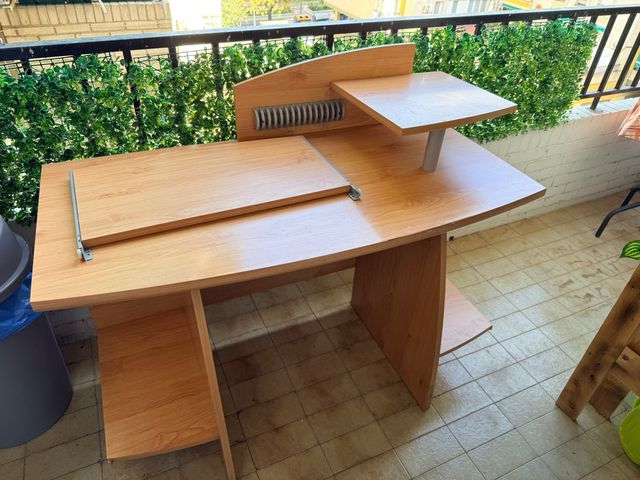 Escritorio de madera y metal