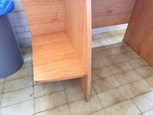 Escritorio de madera y metal