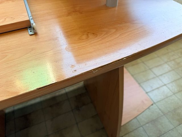 Escritorio de madera y metal