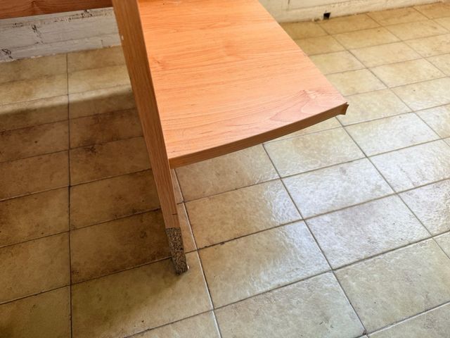 Escritorio de madera y metal