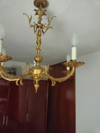 Lámpara de bronce de 4 brazos con querubín