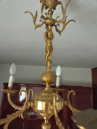 Lámpara de bronce de 4 brazos con querubín