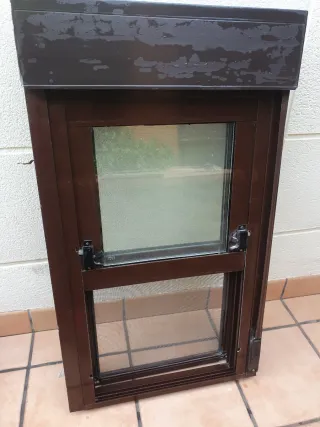 Ventana marrón con persiana