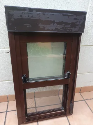 Ventana marrón con persiana