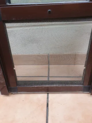 Ventana marrón con persiana
