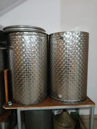 Torchio per uva e contenitori acciaio