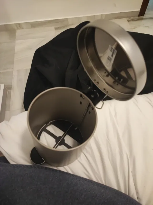 Papelera metálica beige con pedal