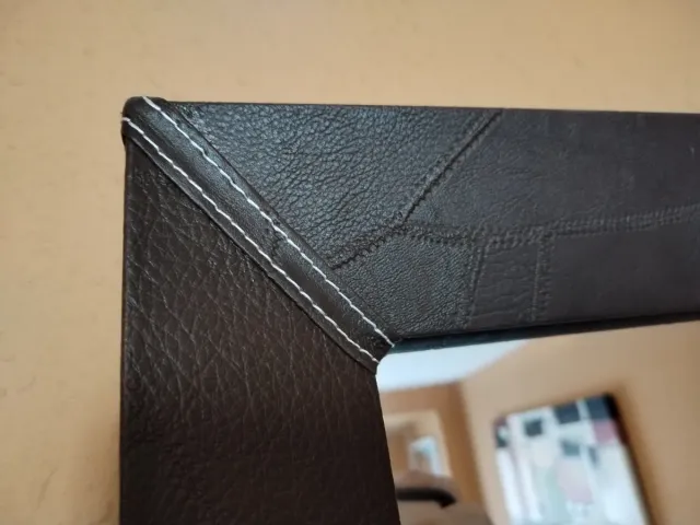 Espejo de pared marcó imitación piel