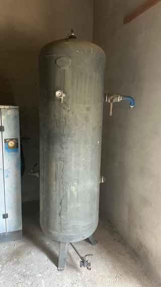 Compresor de tornillo + depósito + secador