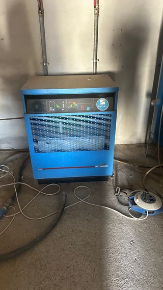 Compresor de tornillo + depósito + secador