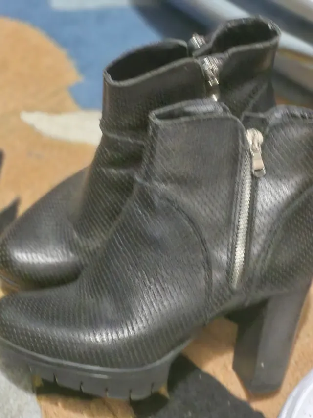 Botines negros con cremallera